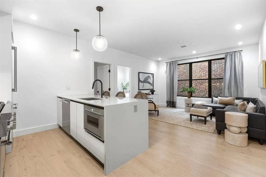 472 W BROADWAY