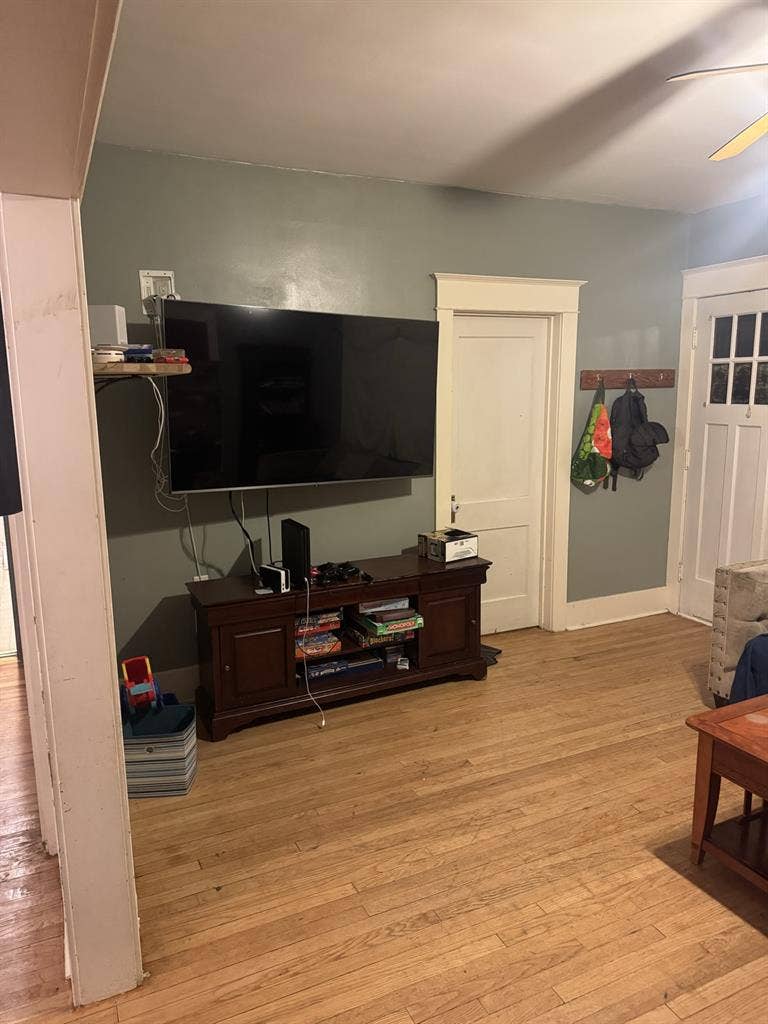 Shared house pvt bath/bed/living rm