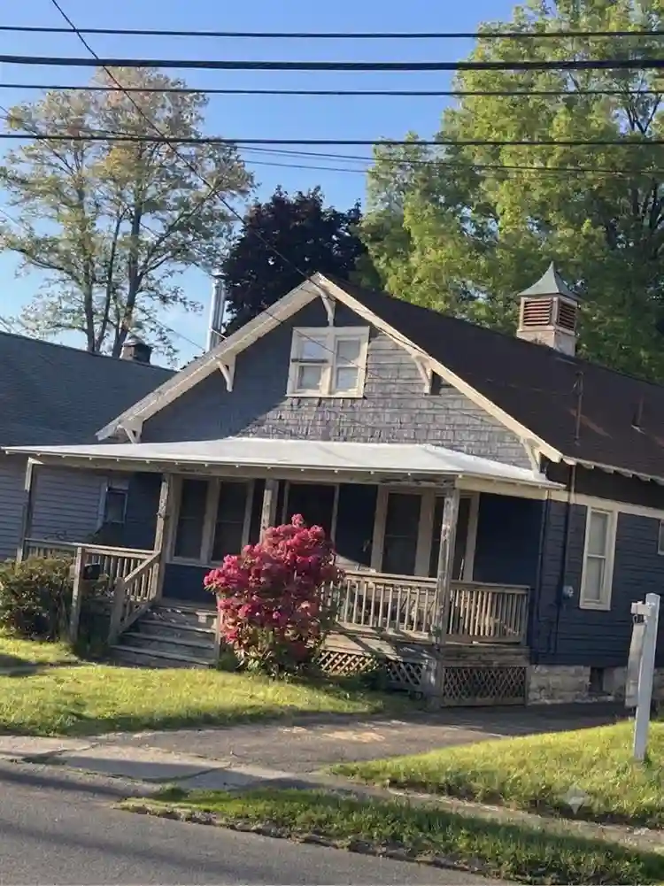 Shared house pvt bath/bed/living rm