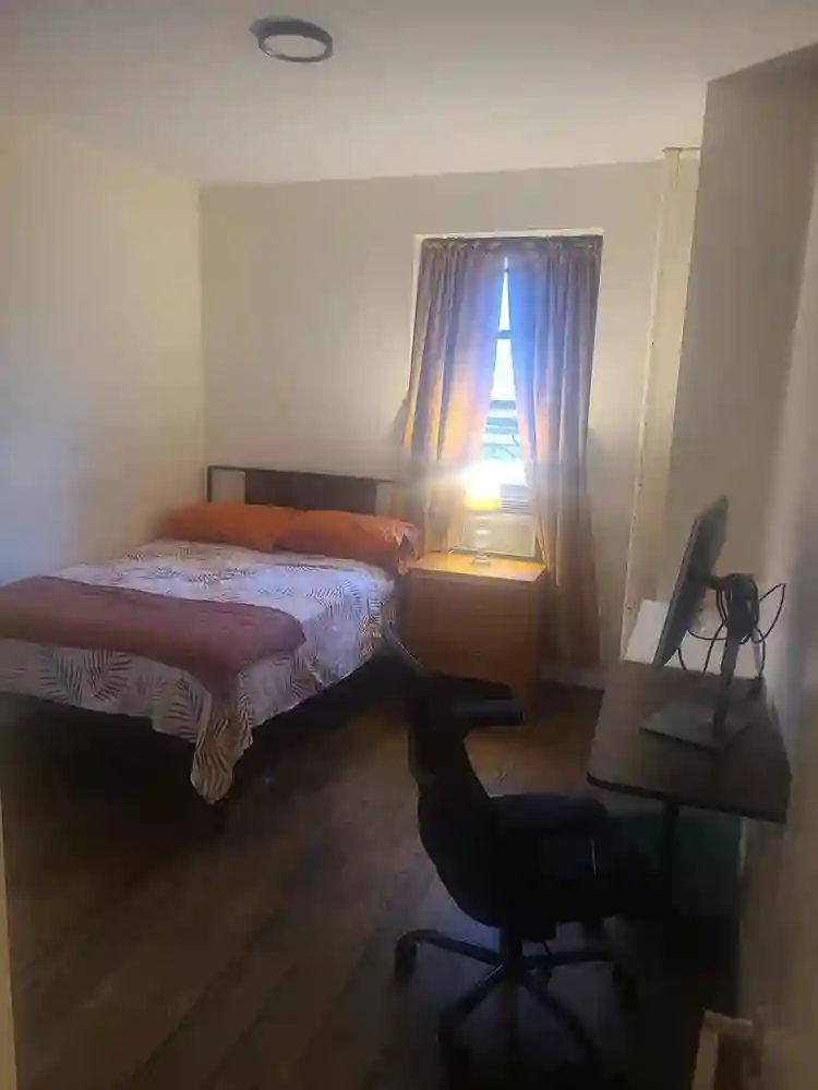 2 Large rooms 11'x13' Great Light!