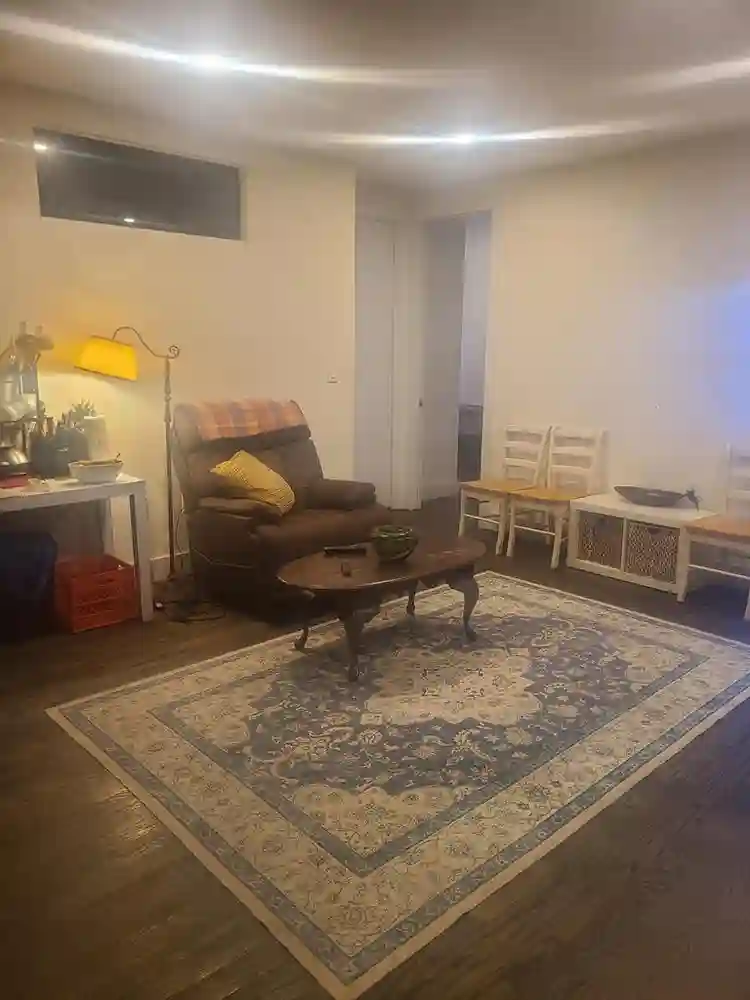 2 Large rooms 11'x13' Great Light!