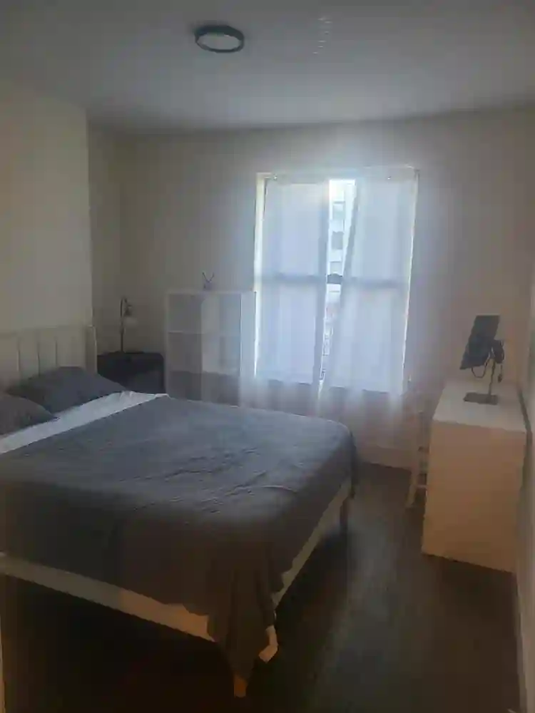 2 Large rooms 11'x13' Great Light!