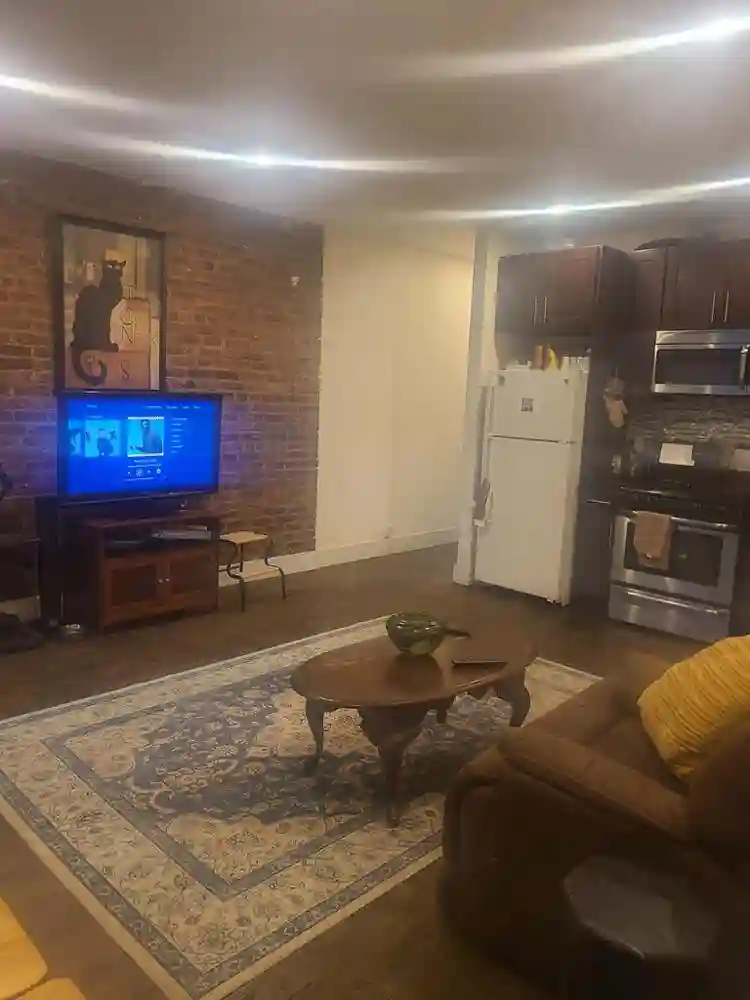 2 Large rooms 11'x13' Great Light!