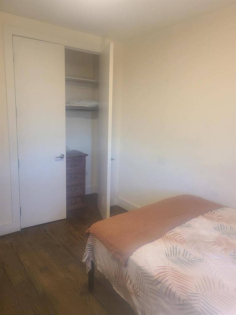 2 Large rooms 11'x13' Great Light!
