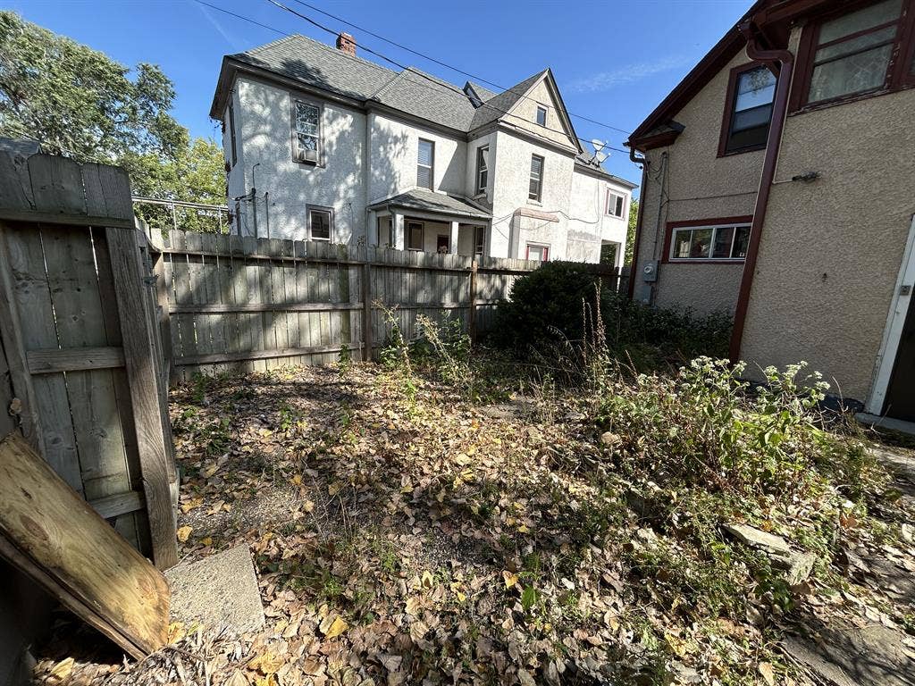 $900 sunny, primary bed- 10/01, 2bd