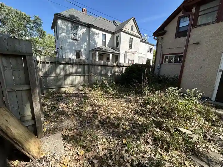 $900 sunny, primary bed- 10/01, 2bd