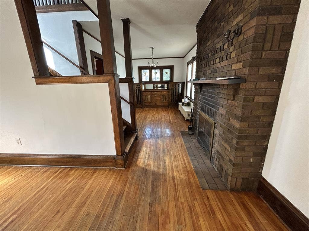 $900 sunny, primary bed- 10/01, 2bd