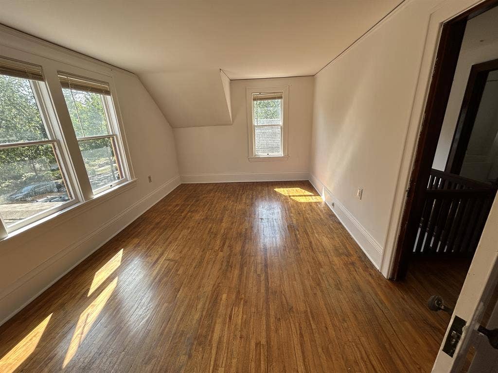 $900 sunny, primary bed- 10/01, 2bd