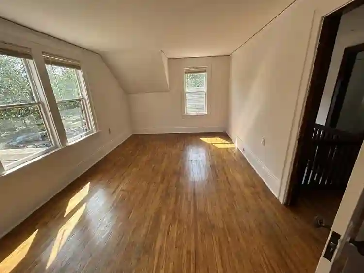 $900 sunny, primary bed- 10/01, 2bd