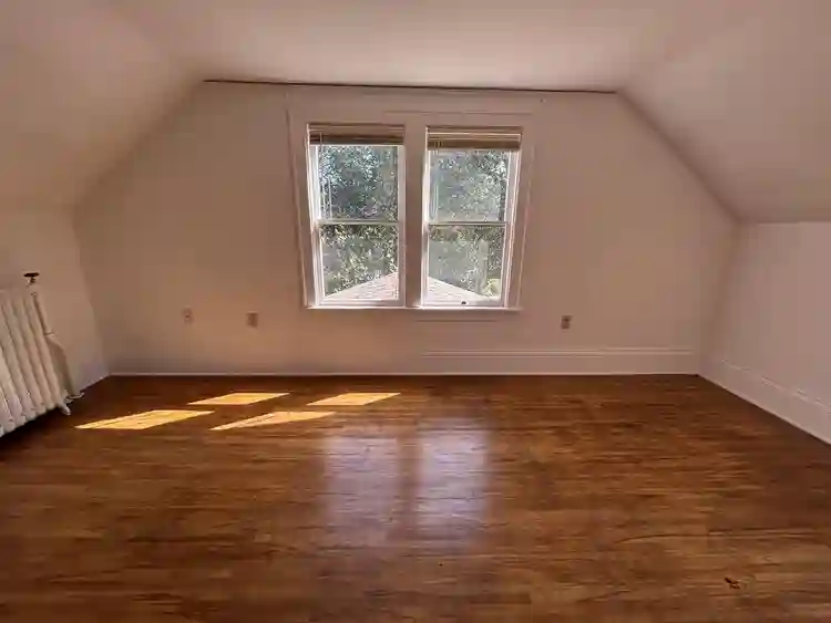 $900 sunny, primary bed- 10/01, 2bd
