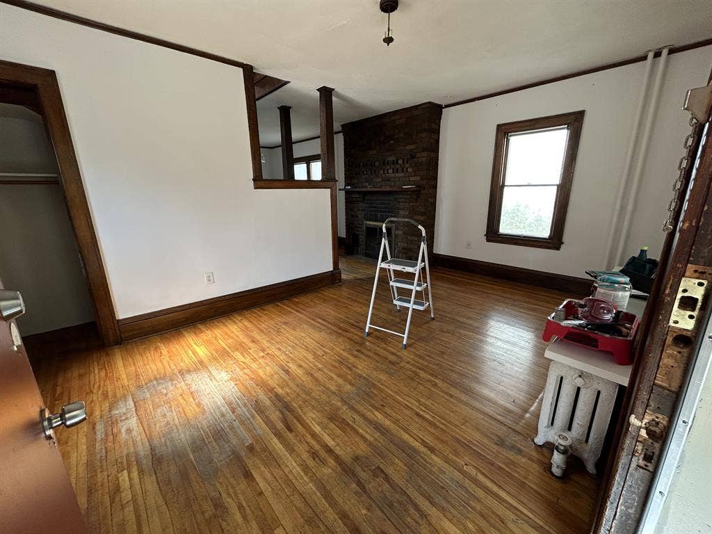 $900 sunny, primary bed- 10/01, 2bd