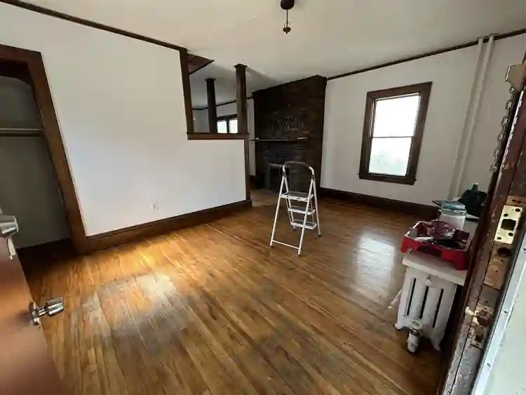 $900 sunny, primary bed- 10/01, 2bd