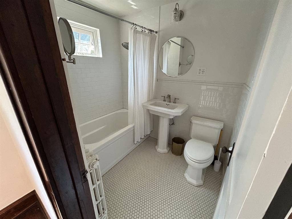 $900 sunny, primary bed- 10/01, 2bd