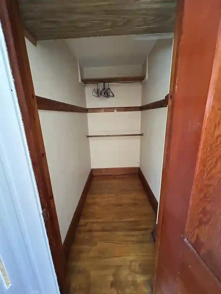 $900 sunny, primary bed- 10/01, 2bd