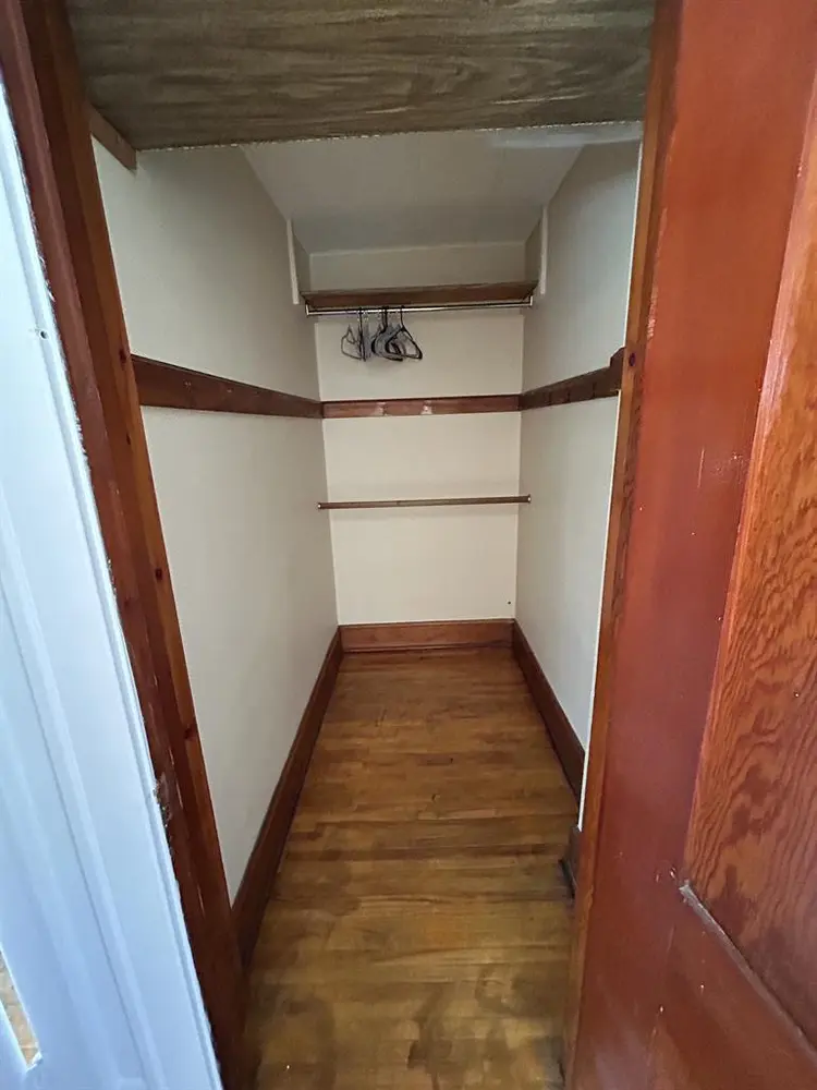 $900 sunny, primary bed- 10/01, 2bd
