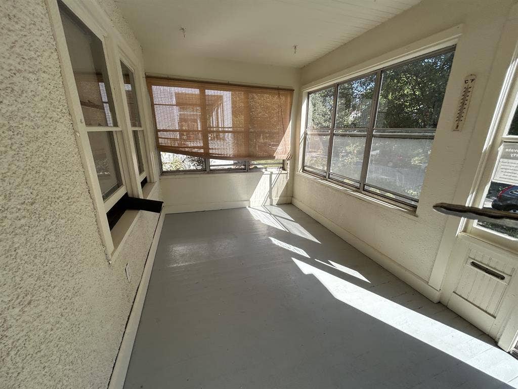 $900 sunny, primary bed- 10/01, 2bd