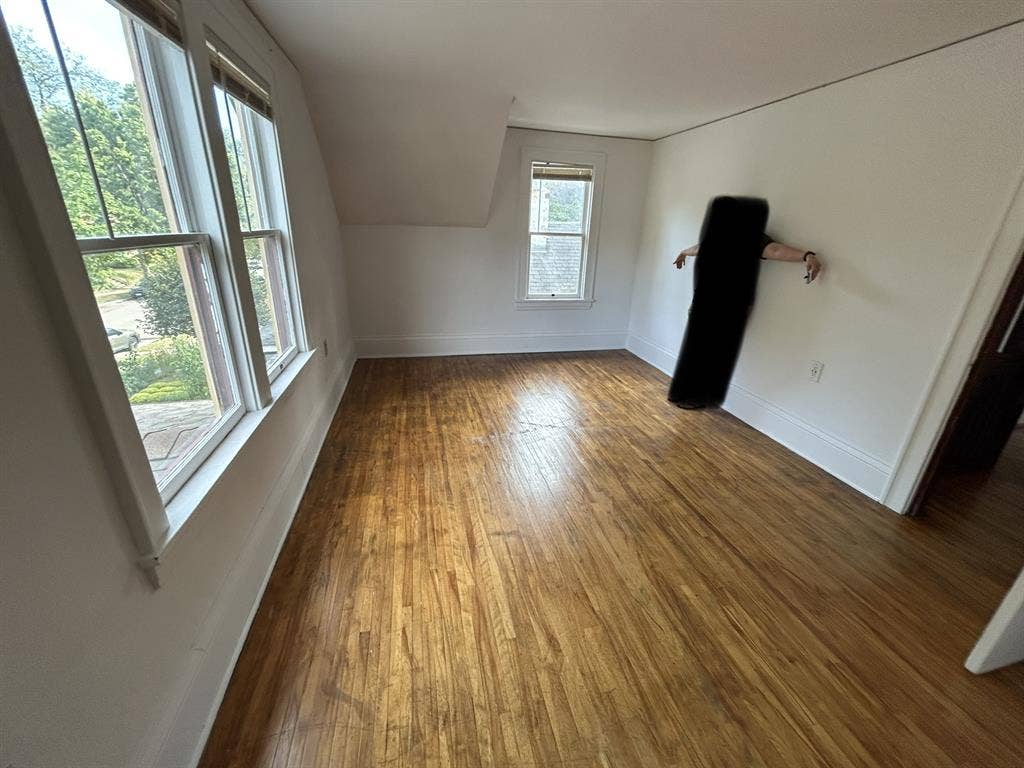 $900 sunny, primary bed- 10/01, 2bd