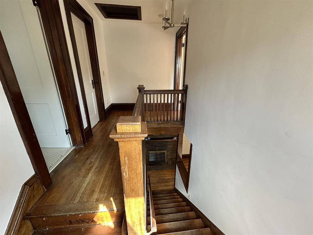 $900 sunny, primary bed- 10/01, 2bd