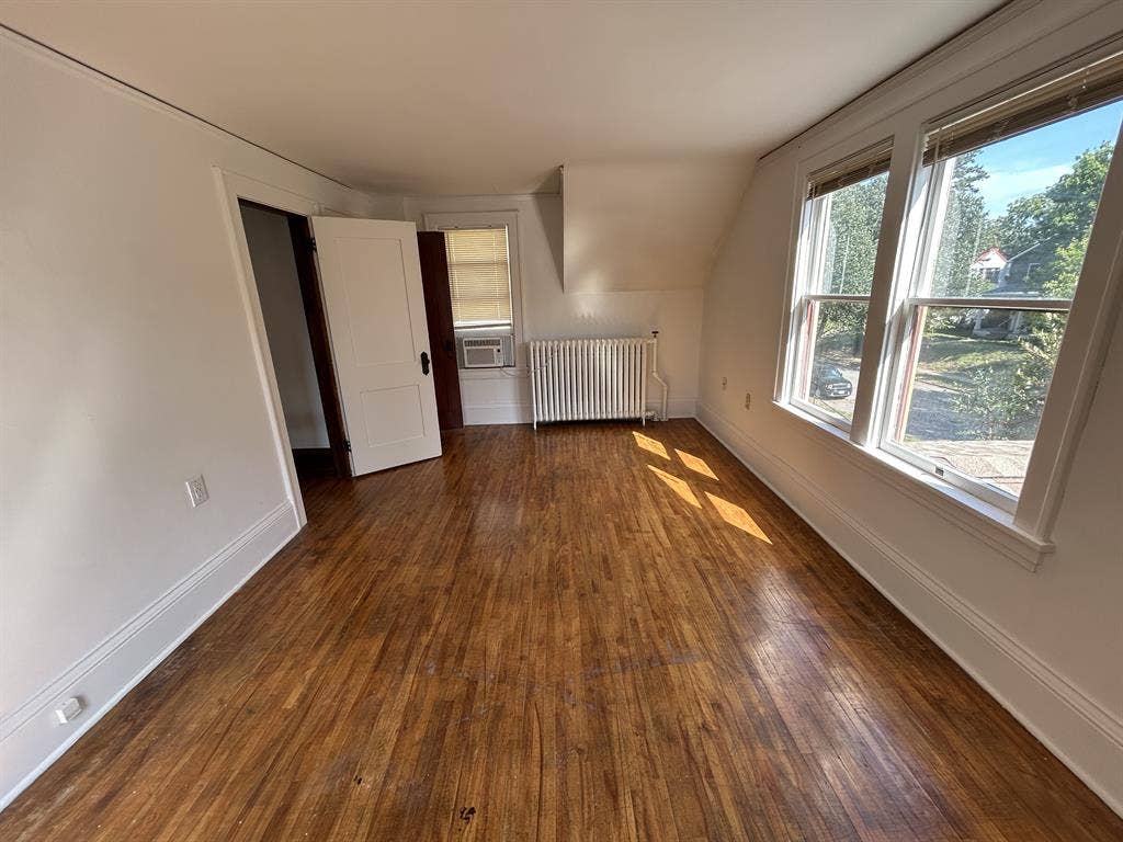 $900 sunny, primary bed- 10/01, 2bd