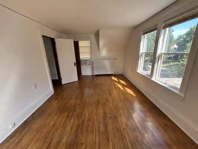 $900 sunny, primary bed- 10/01, 2bd