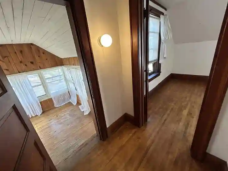 $900 sunny, primary bed- 10/01, 2bd