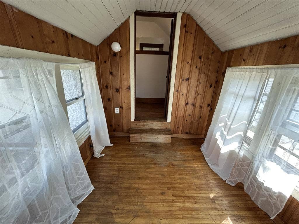 $900 sunny, primary bed- 10/01, 2bd