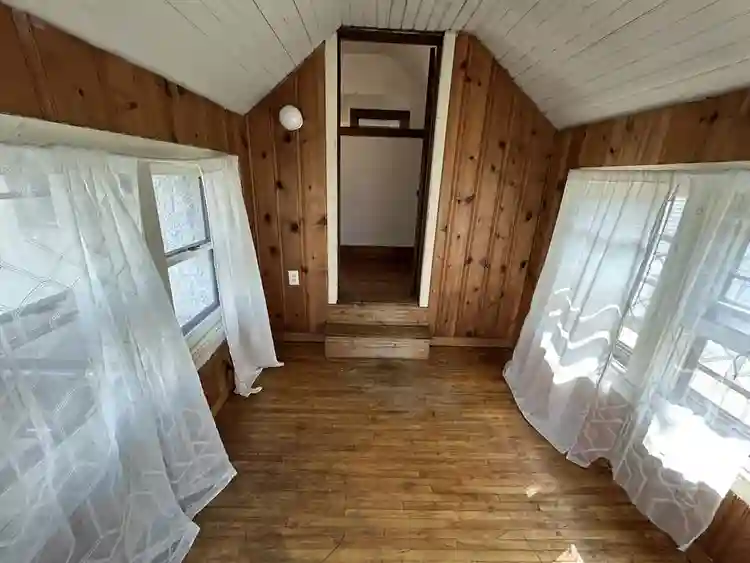 $900 sunny, primary bed- 10/01, 2bd