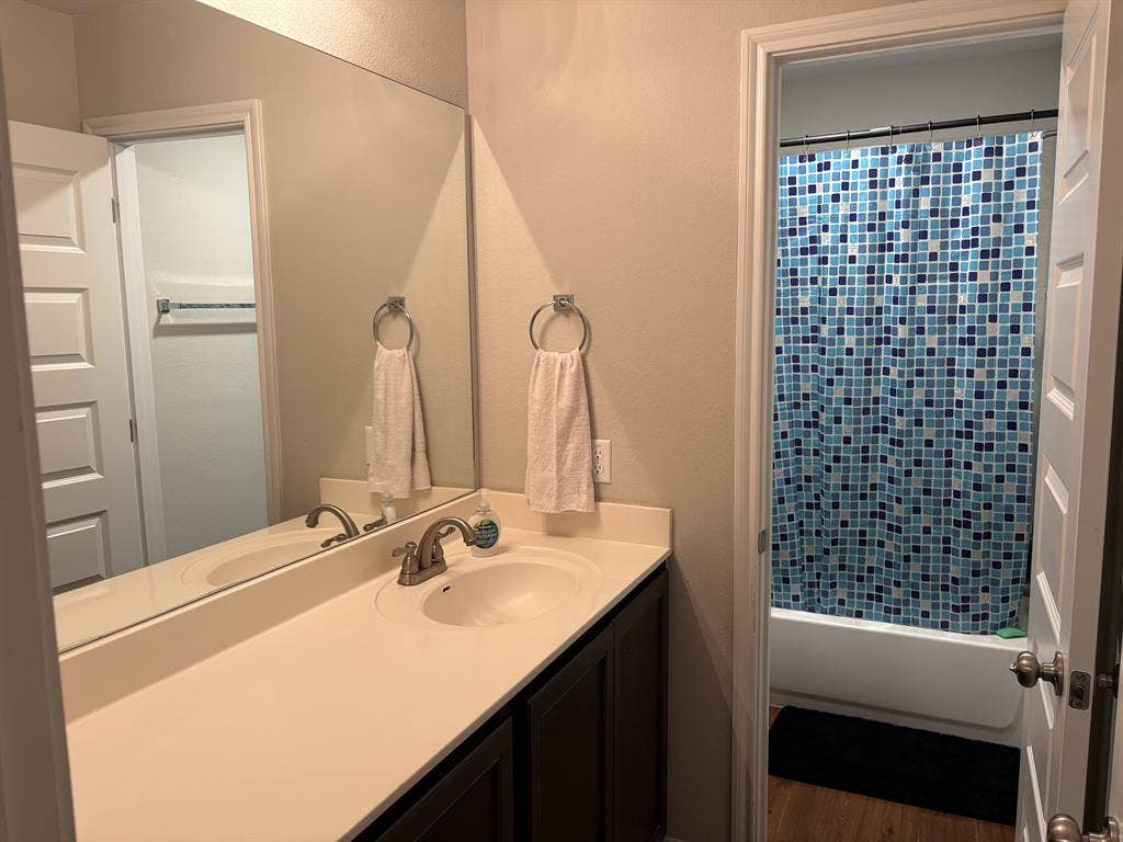 2 PRIVATE ROOMS + 2 PRIVATE BATHS