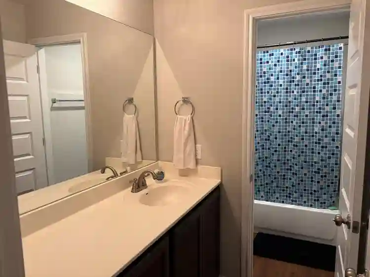 2 PRIVATE ROOMS + 2 PRIVATE BATHS