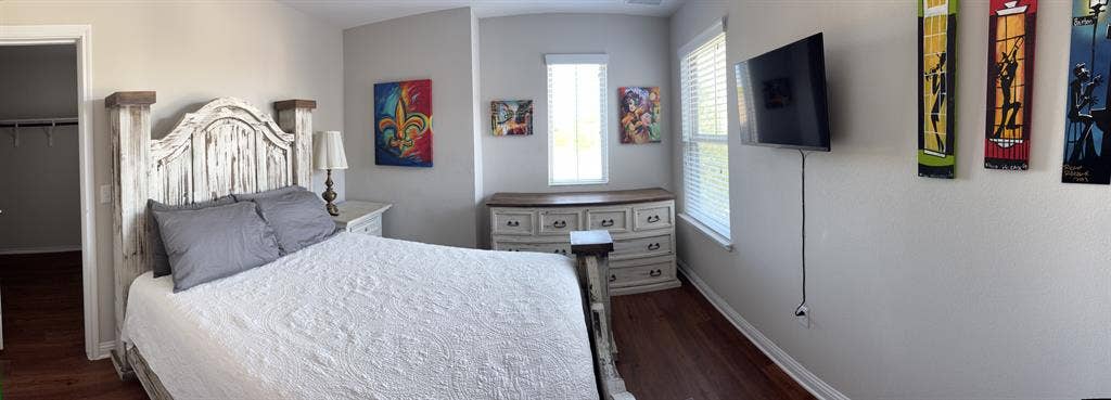 2 PRIVATE ROOMS + 2 PRIVATE BATHS