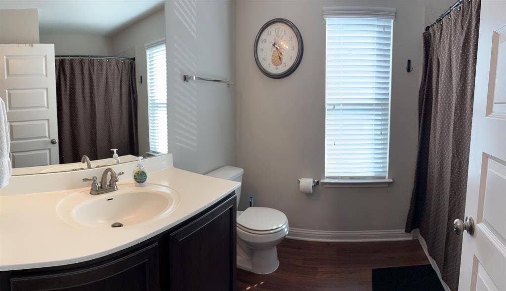 2 PRIVATE ROOMS + 2 PRIVATE BATHS