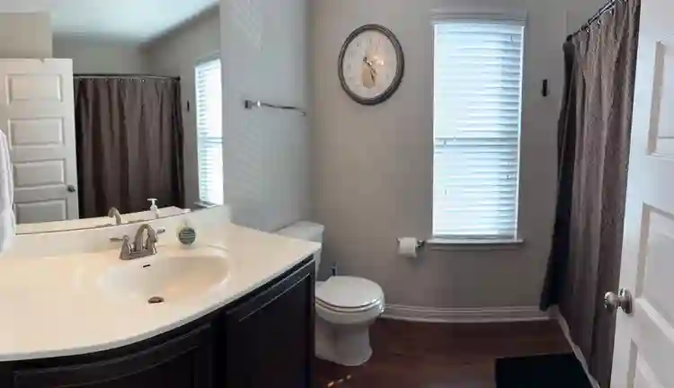 2 PRIVATE ROOMS + 2 PRIVATE BATHS