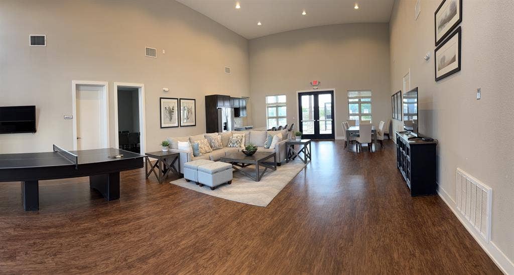 2 PRIVATE ROOMS + 2 PRIVATE BATHS