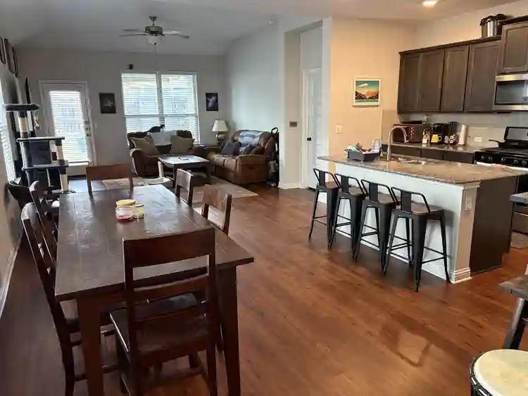 2 PRIVATE ROOMS + 2 PRIVATE BATHS