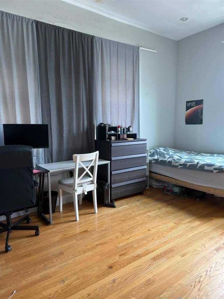 Private room Available near UMB