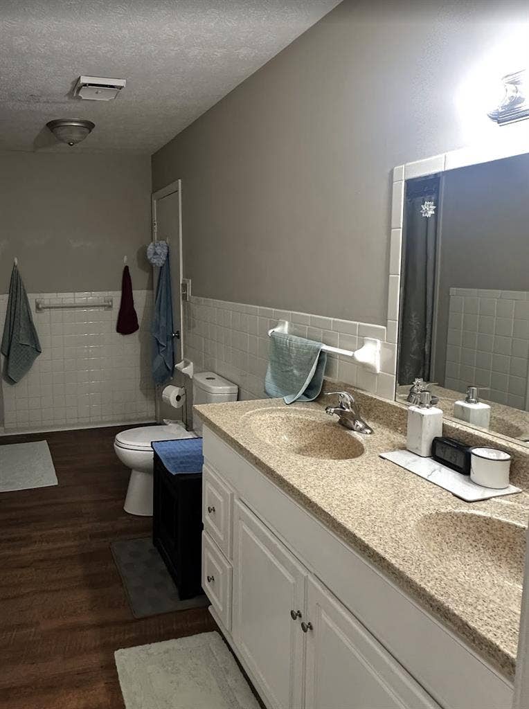 (22F) Looking for Female Roommate
