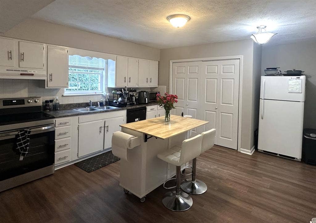 (22F) Looking for Female Roommate