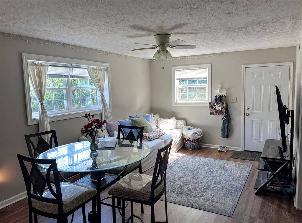 (22F) Looking for Female Roommate