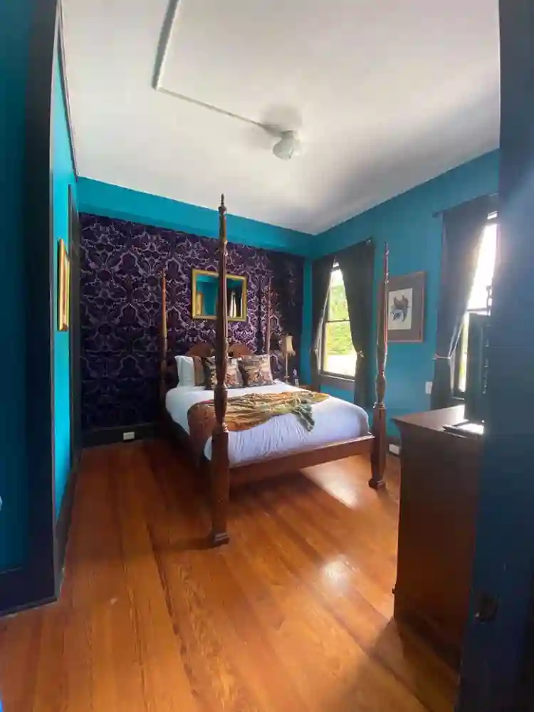Live in a haunted historic inn:)