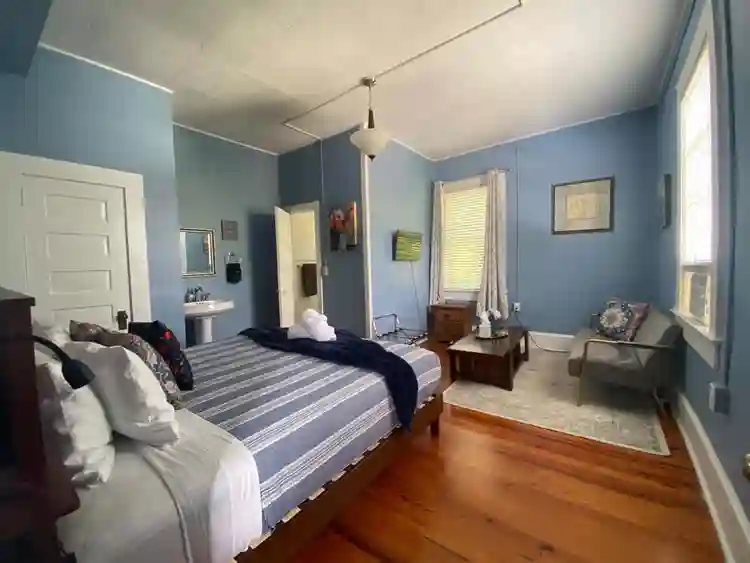 Live in a haunted historic inn:)