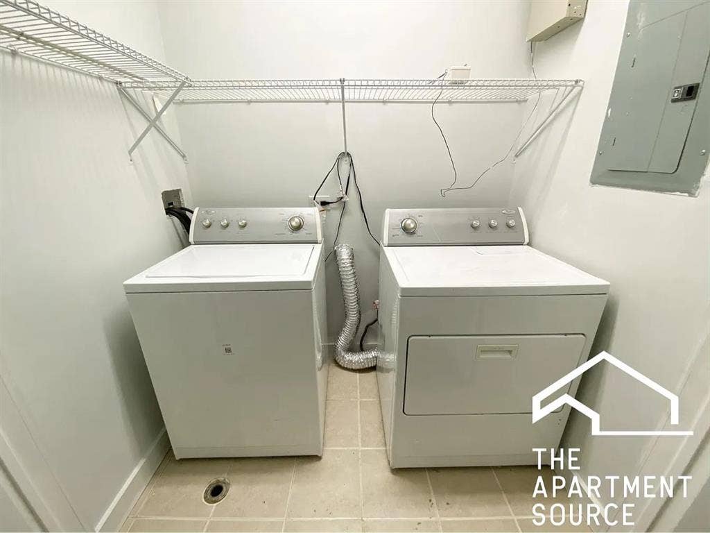 One bedroom available in a 3brd