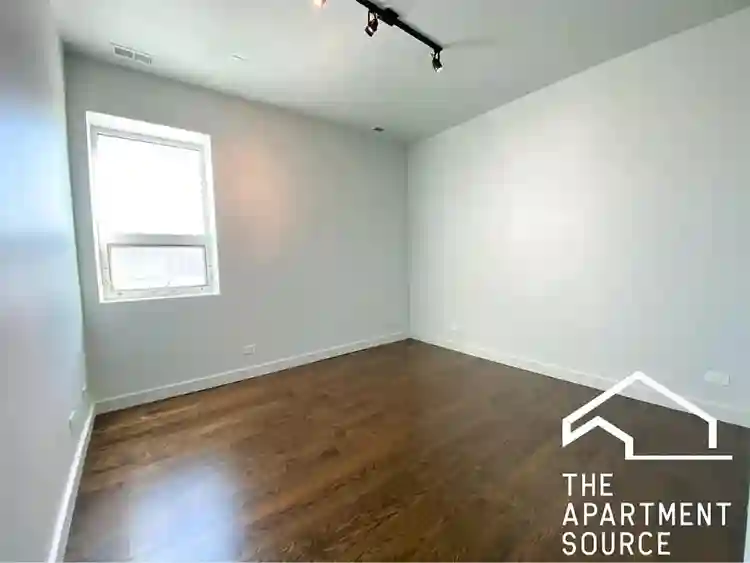 One bedroom available in a 3brd