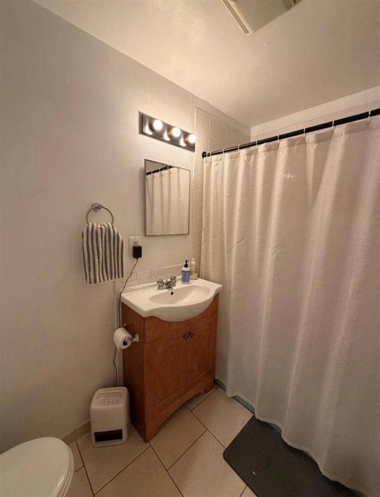 Bedroom in 2Br 1B apt