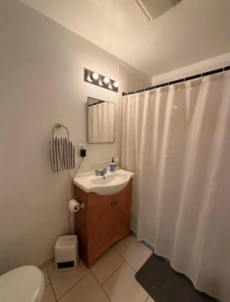 Bedroom in 2Br 1B apt
