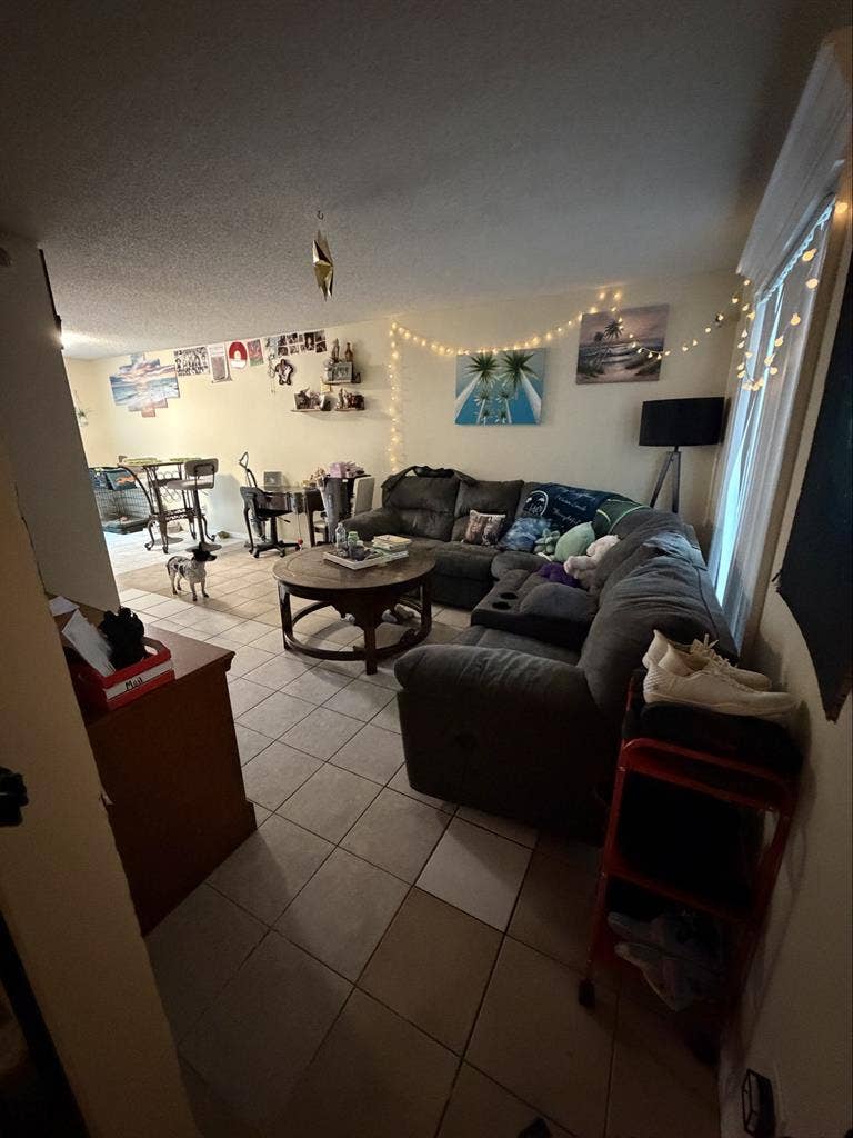 Looking for a single female roomate