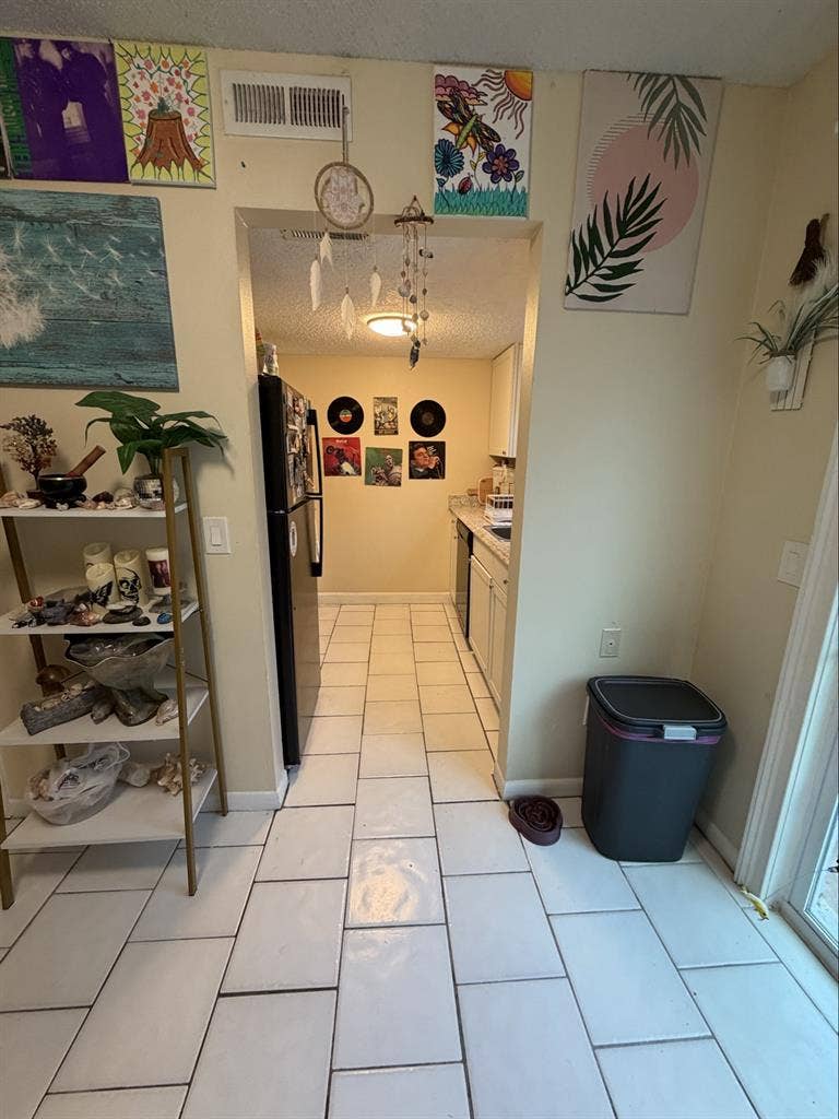 Looking for a single female roomate