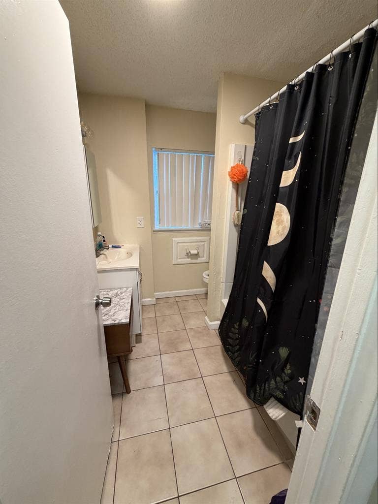 Looking for a single female roomate