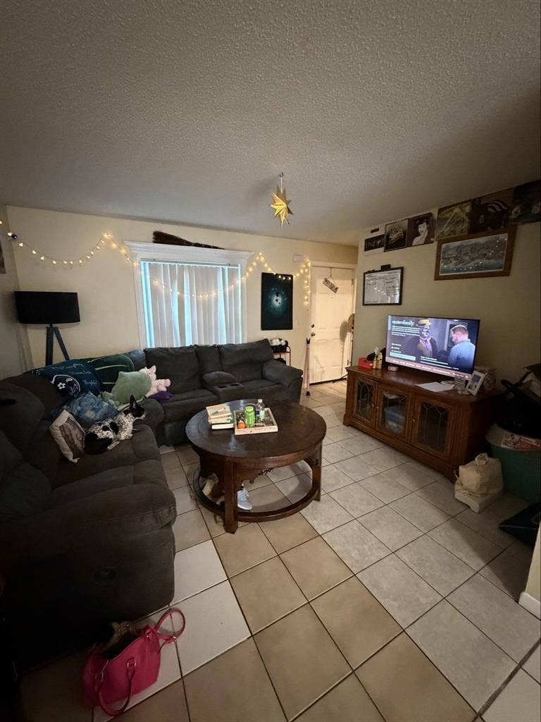 Looking for a single female roomate