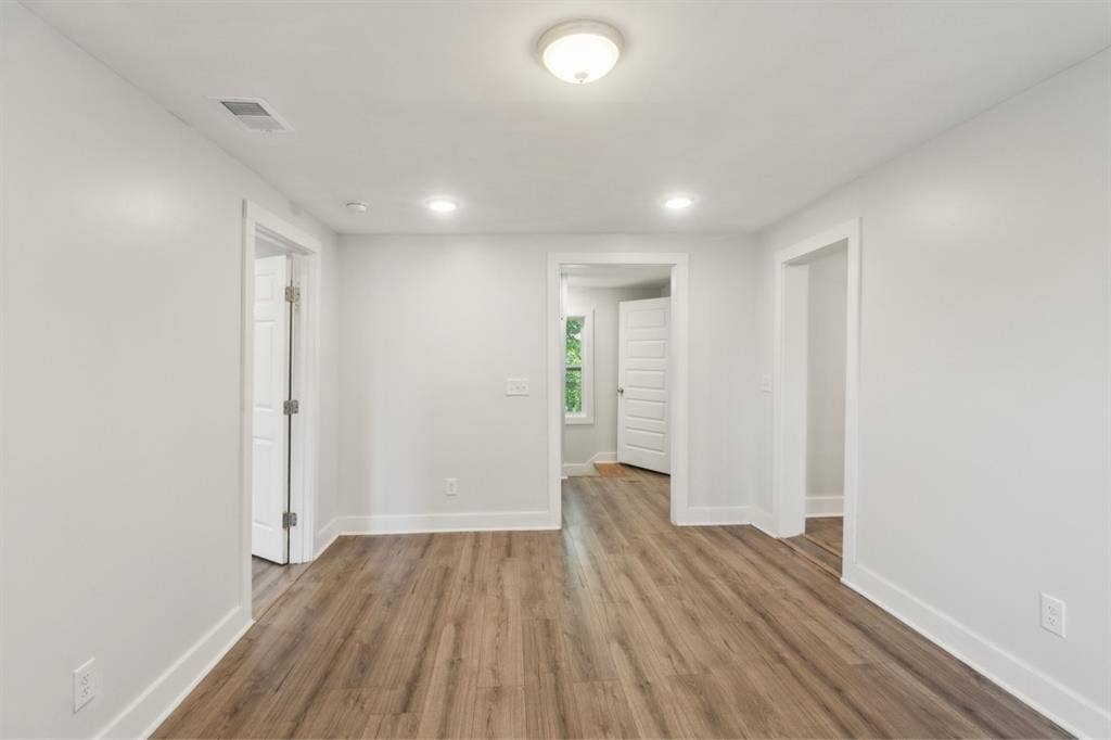 2 rooms available in Mid-city