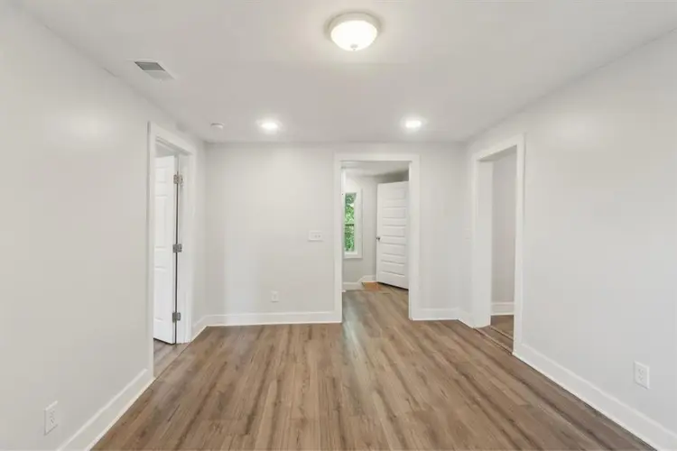 2 rooms available in Mid-city